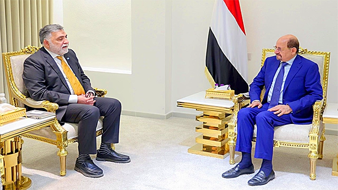 د. شائع محسن الزنداني مع ممثل منظمة الصحة العالمية ورئيس بعثتها في اليمن سيد جعفر حسين